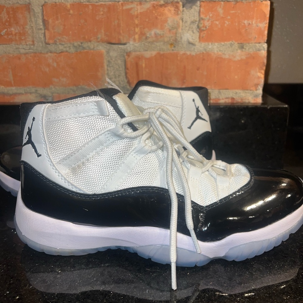 Nike AIR JORDAN 11 RETRO 'CONCORD' 2016
Men’s 8.5/ women’s 10 Black and White